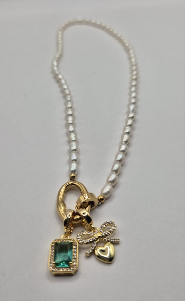Kleine zoetwaterparel ketting met 2 bedels: Strik & smaragdgroene steen