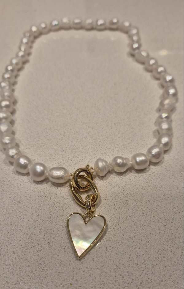 Set: hartjes oorbellen + zoetwaterparel ketting met hartjes bedel