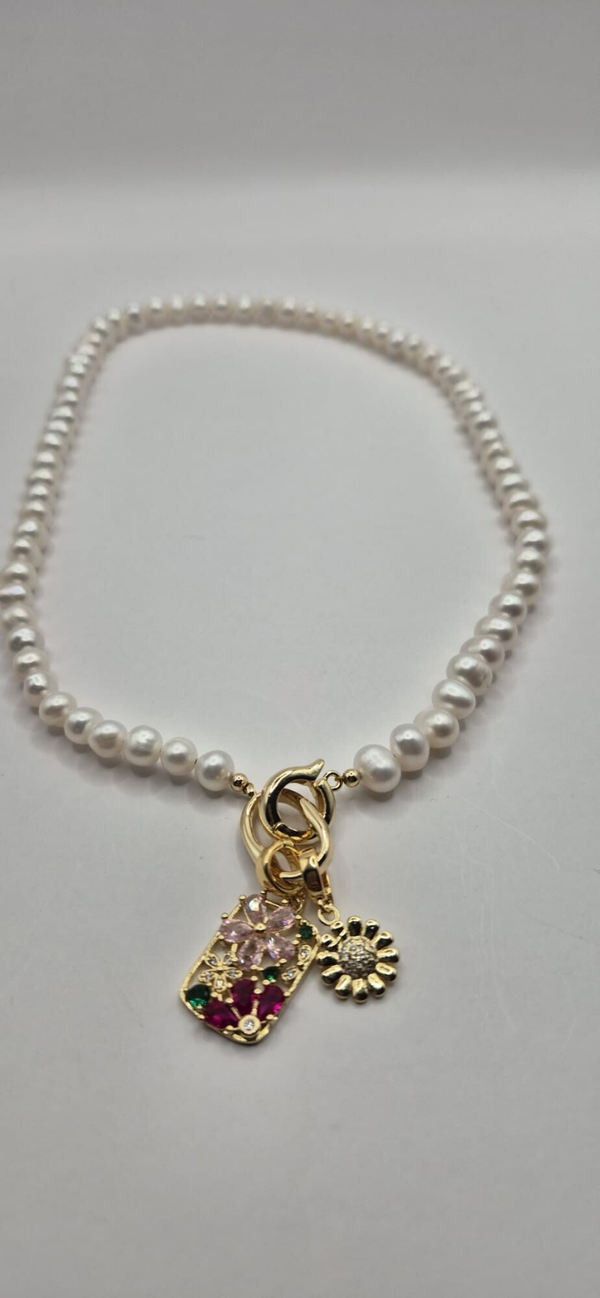 Middel grote zoetwaterparel ketting met 2 bedels: vierkant met bloemen & zonnebloem