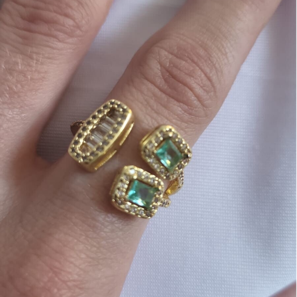 Ring met smaragdgroene steentjes