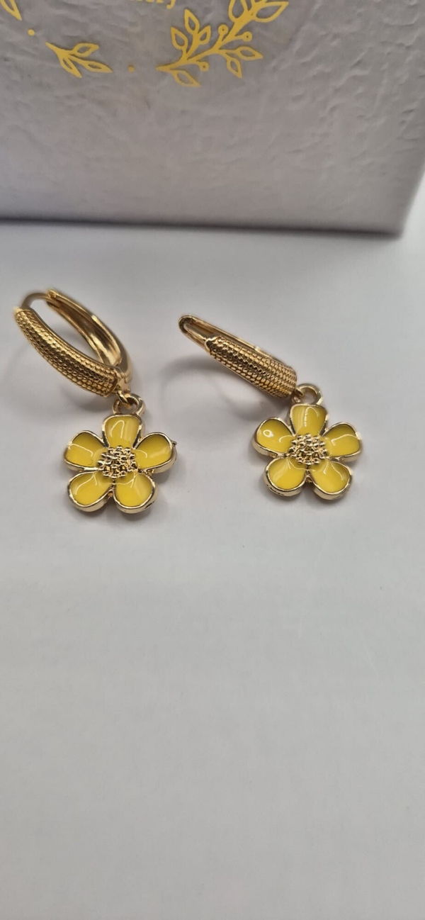 Oorbellen met een gele bloem