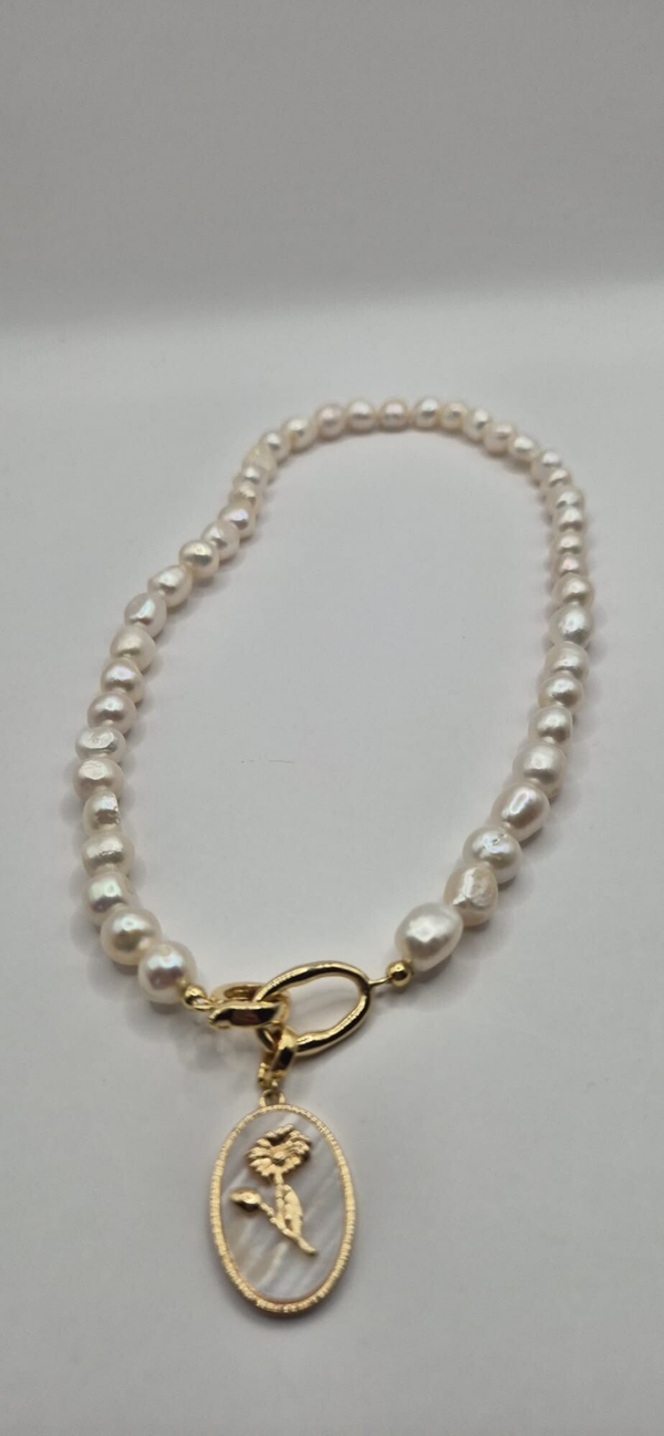 Zoetwaterparel ketting met ovale parel met bloem bedel