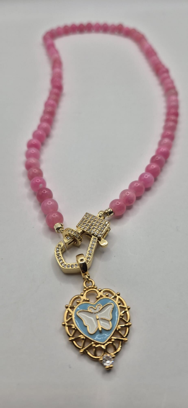 Korte licht roze kralen ketting met blauwe vlinder