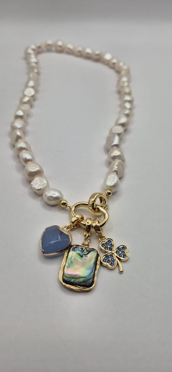 Zoetwaterparel ketting met 3 bedels: Blauw hart, abalone & blauwe klaver