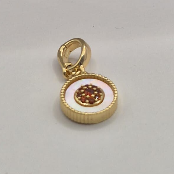 Ronde bedel met rood steentje