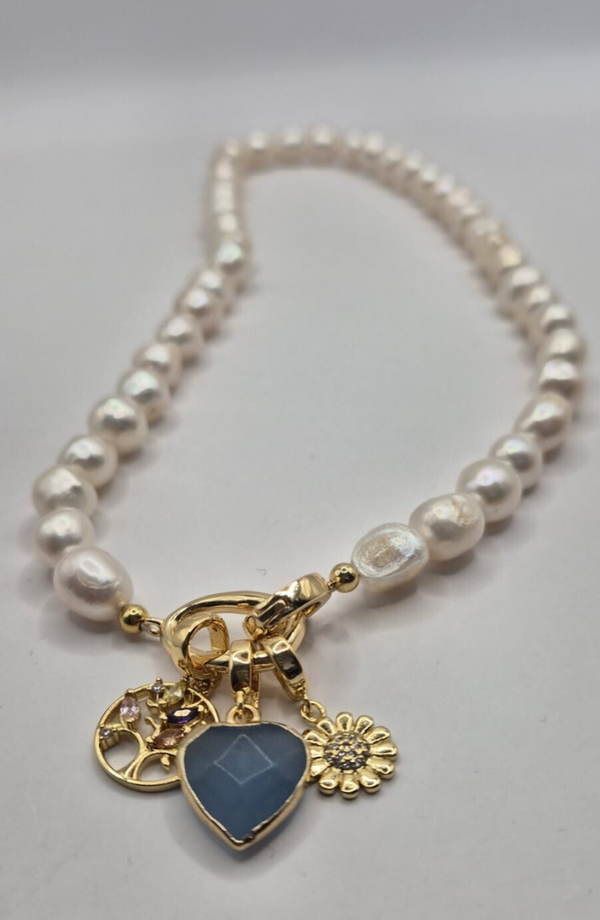 Parelketting met 3 bedels: blauw hartje, loofboom en zonnebloem