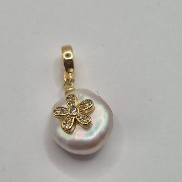 Parel met vlinder bedel