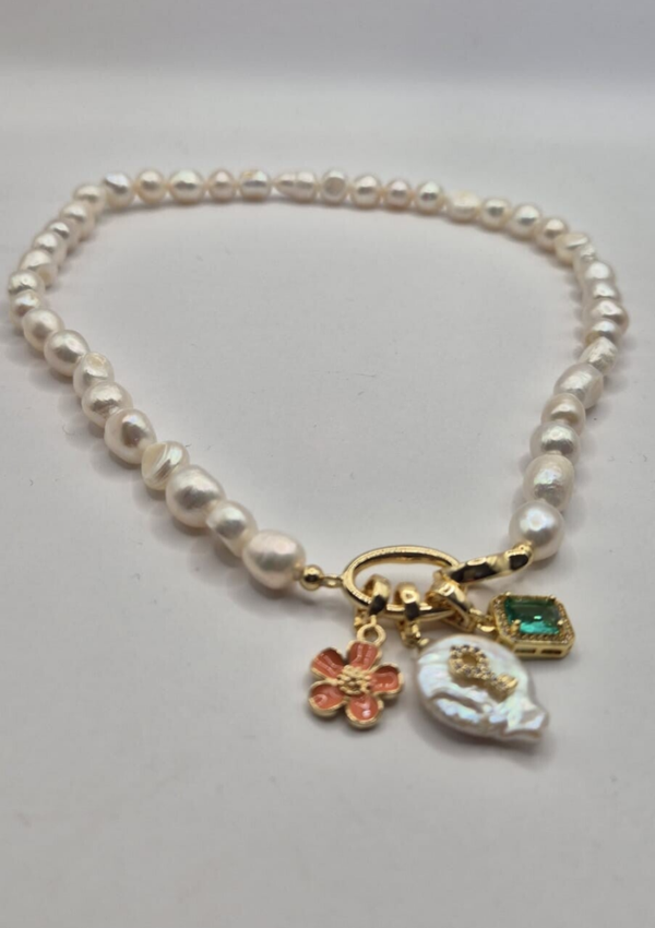 Parelketting met 3 bedels: sleutel, oranje bloem & smaragdgroen