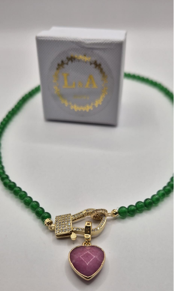 Groene ketting met roze hartjes bedel