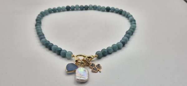 Blauwgroene kralen ketting + 3 bedels