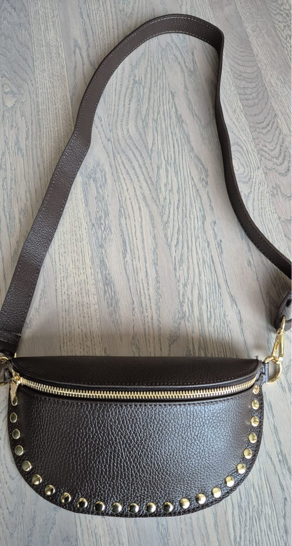 Heuptas/crossbody met studs - donker bruin