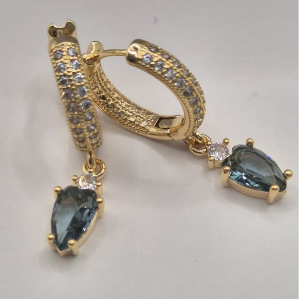 Oorbellen met druppelvormige donkerblauwe hanger