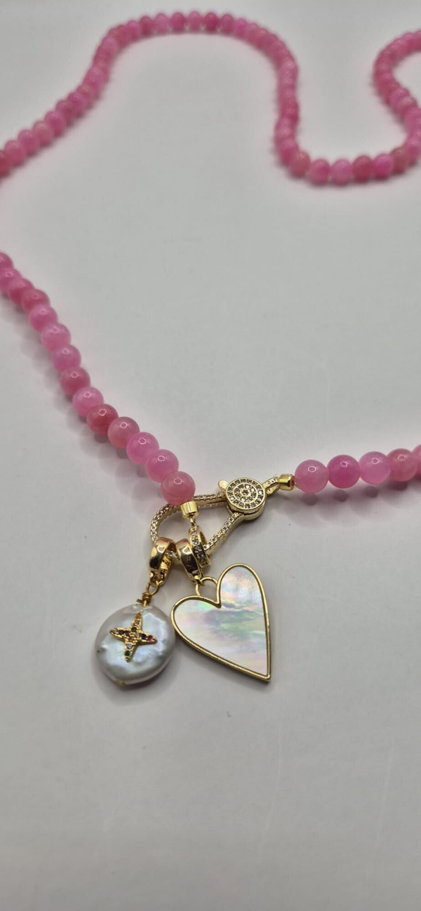 Licht roze kralen lange ketting met 2 bedels: parelmoer hart & parel met ster