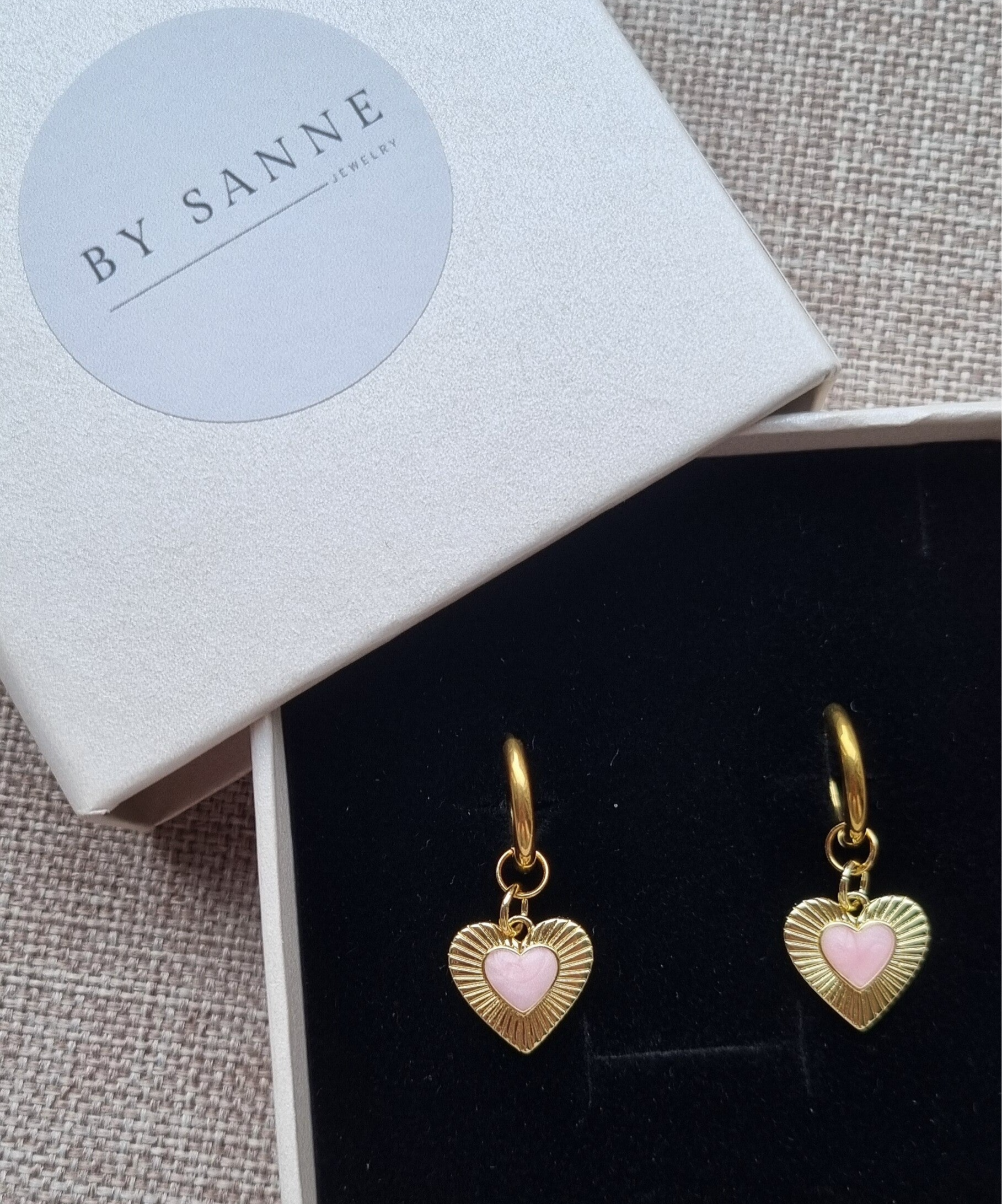 Stainless steel hoops met hartje roze