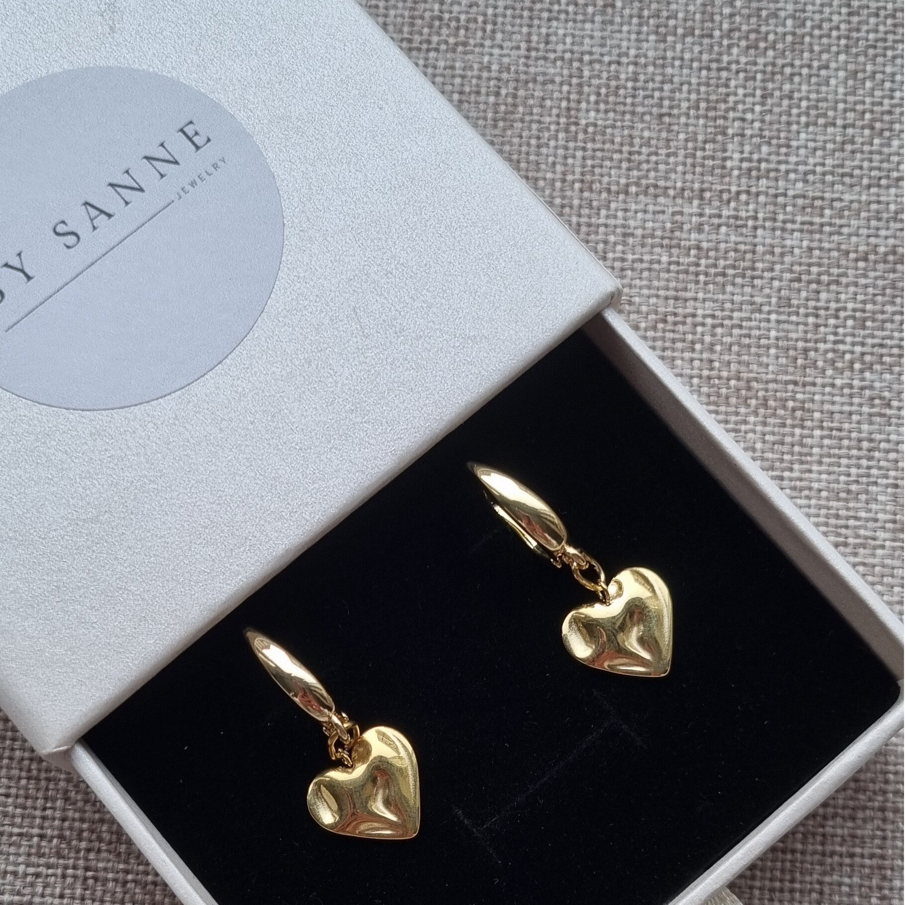 Stainless steel oorbellen met golvend hart