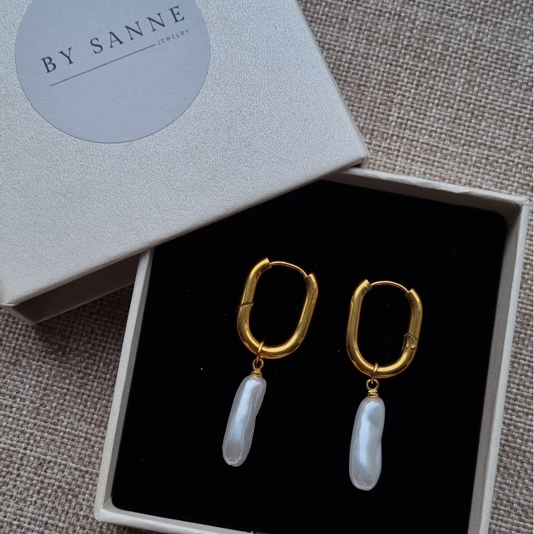 Stainless steel hoops met langwerpige parel