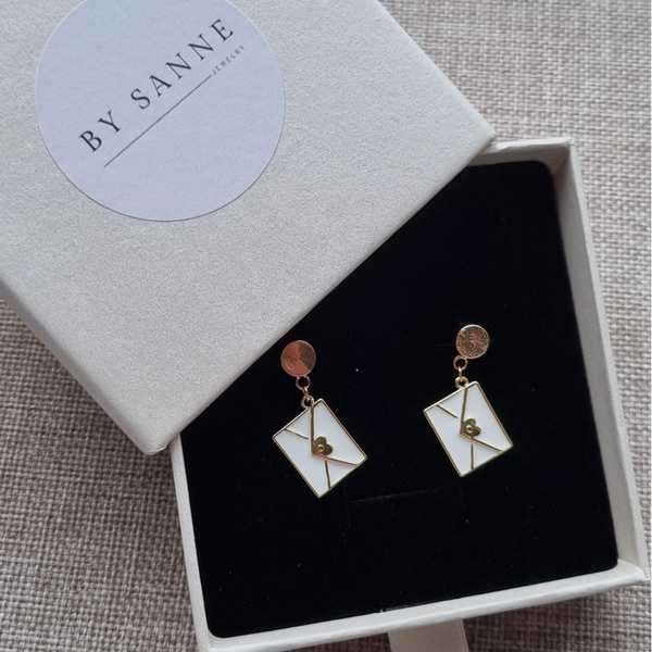 Stainless steel oorbellen met love letter hanger