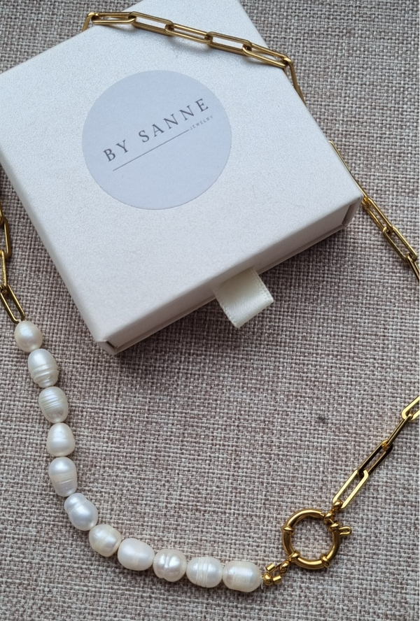 Ketting met boeislot en parels