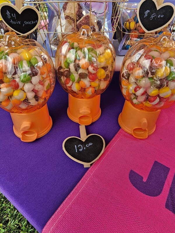 Pumpkin bubble Gum container with rainbow bites