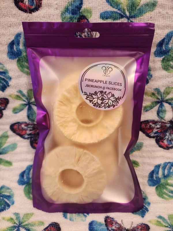 Freeze dried pineapple slices