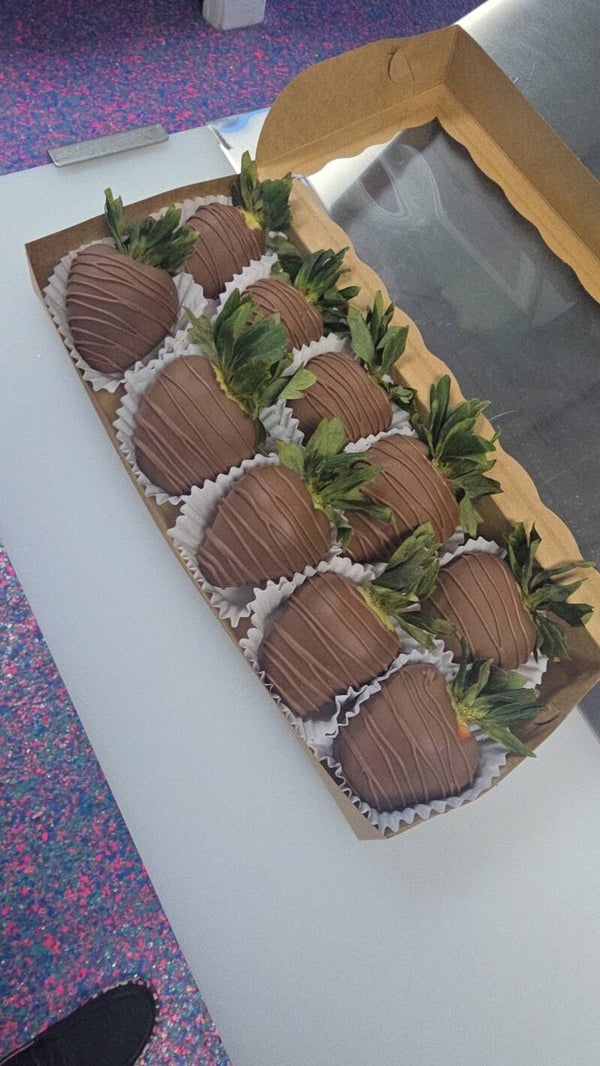 12 count mother's day milk chocolate strawberries 🍓