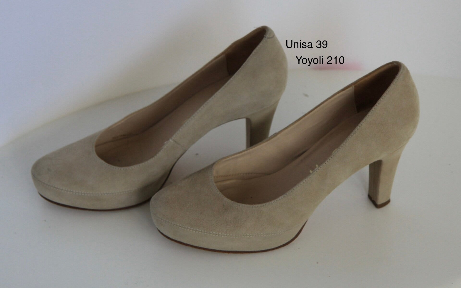 210) Unisa beige suede leren pumps .