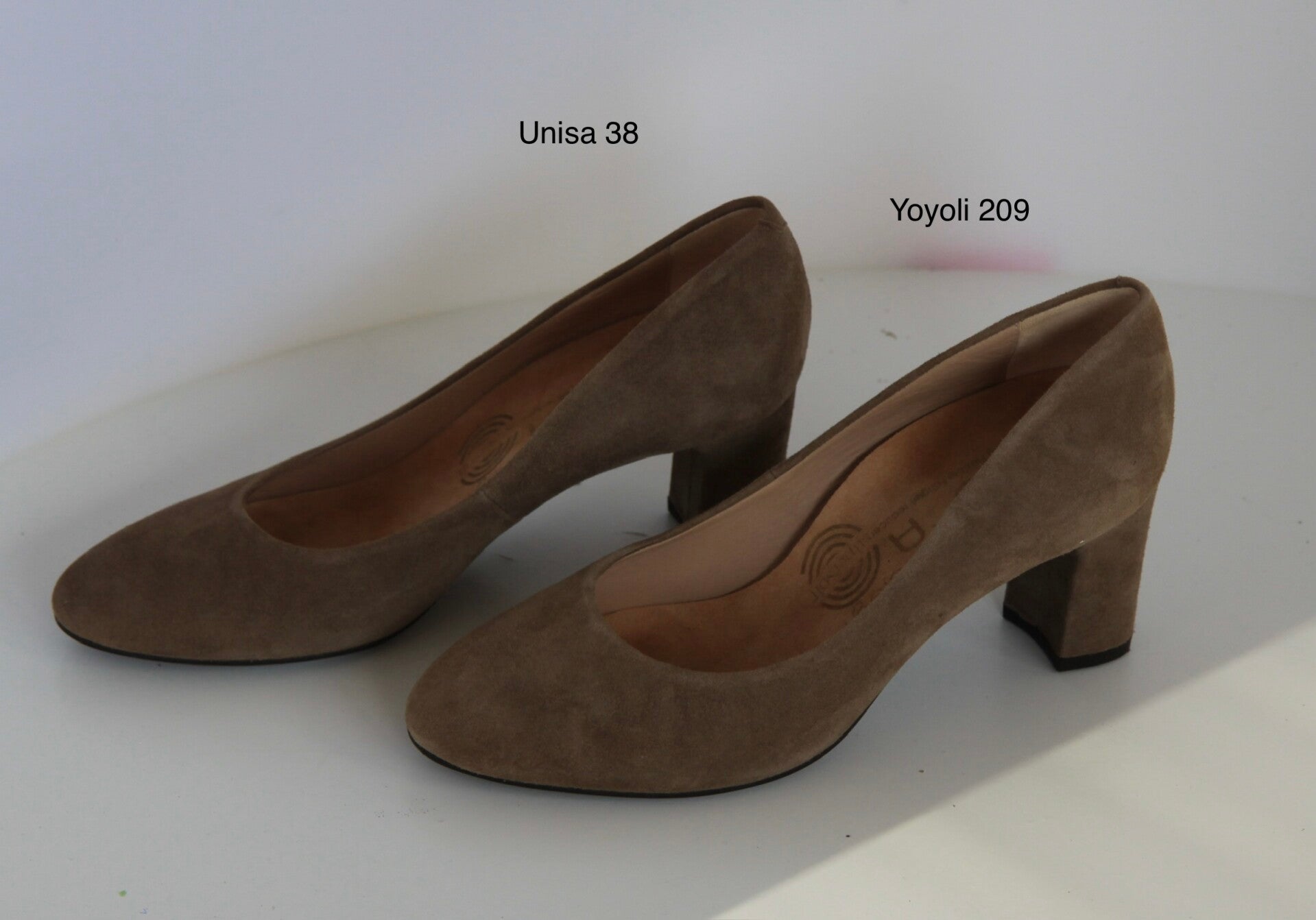 209) Unisa 38 lichtbruine suede pumps 209)