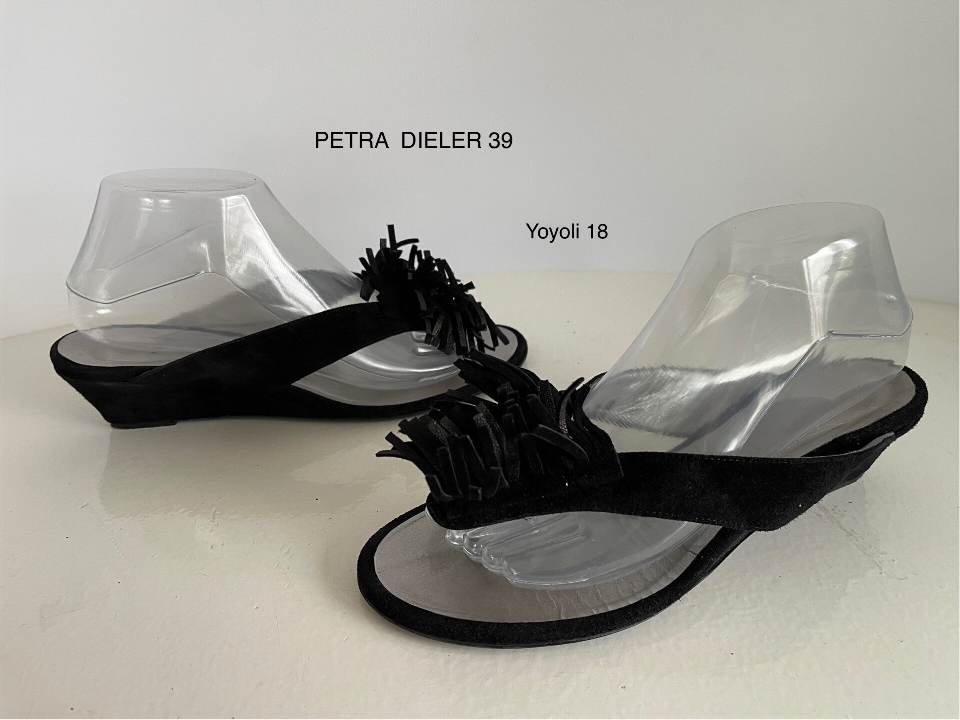 18 ) Petra Dieler 39 zwart suede leren slippers met franjes