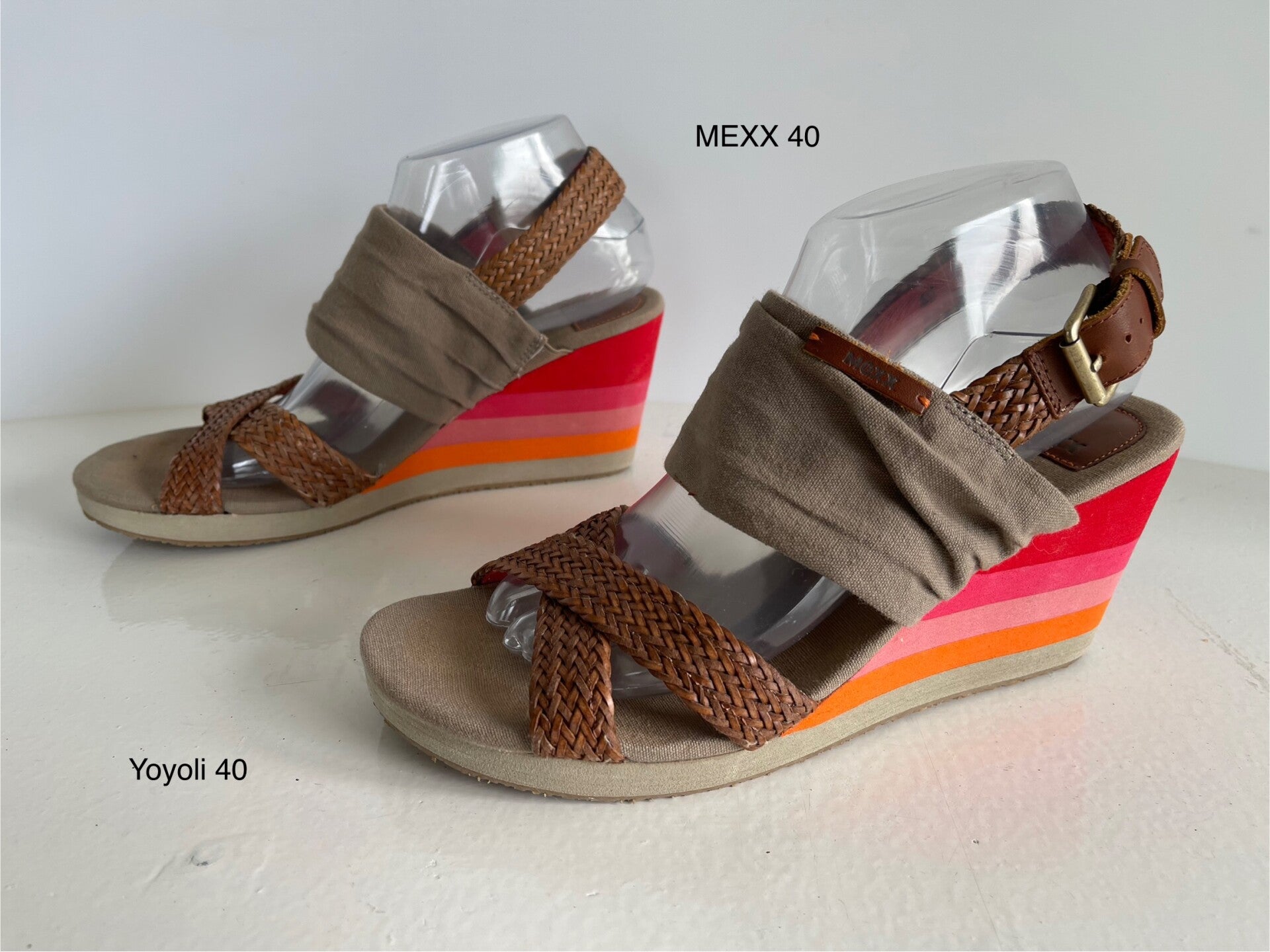 40) Mexx 40 sandalen met vrolijke sleehakken.