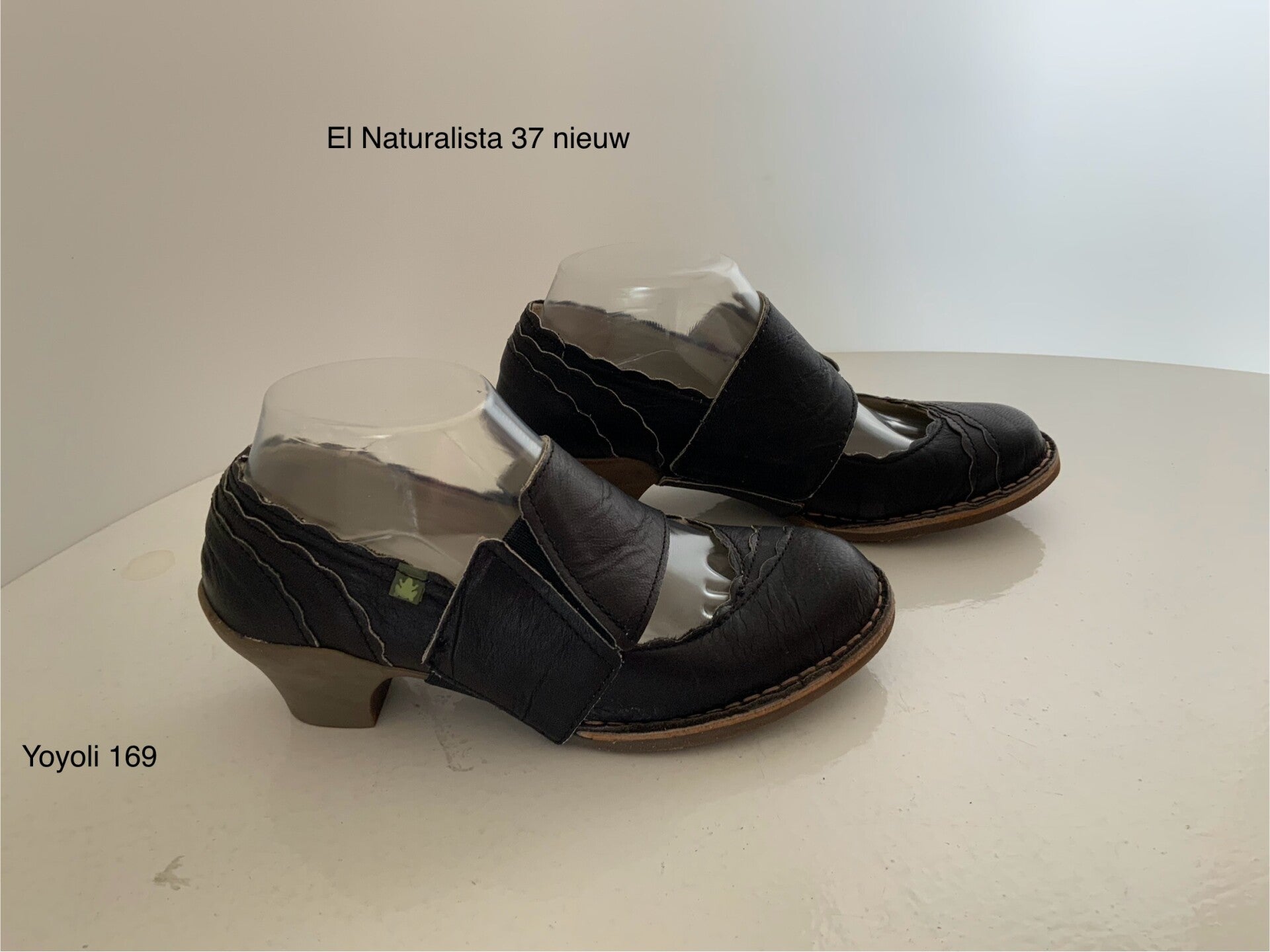 169) El naturalista 37 zwarte pumps met band