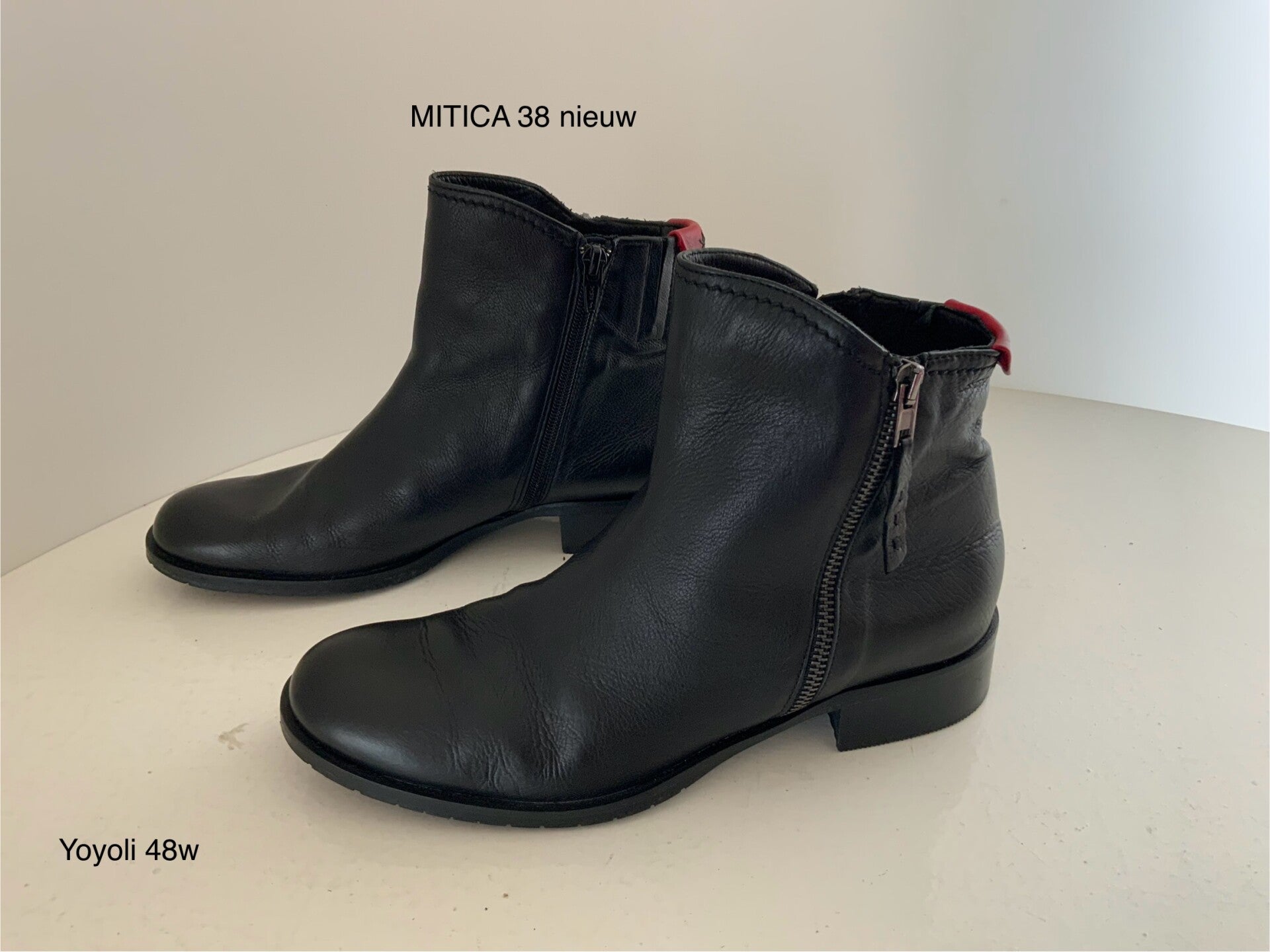 48W) Mítica 38 zwarte enkellaarzen met rits