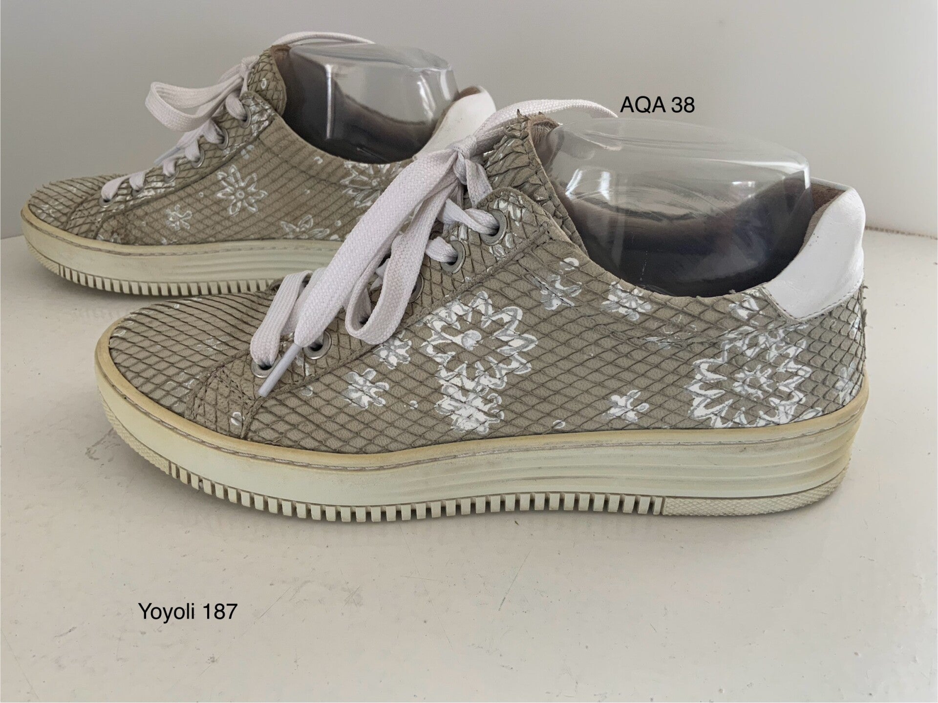 187) AQA 38 sneakers reptileprint leren met bloemen