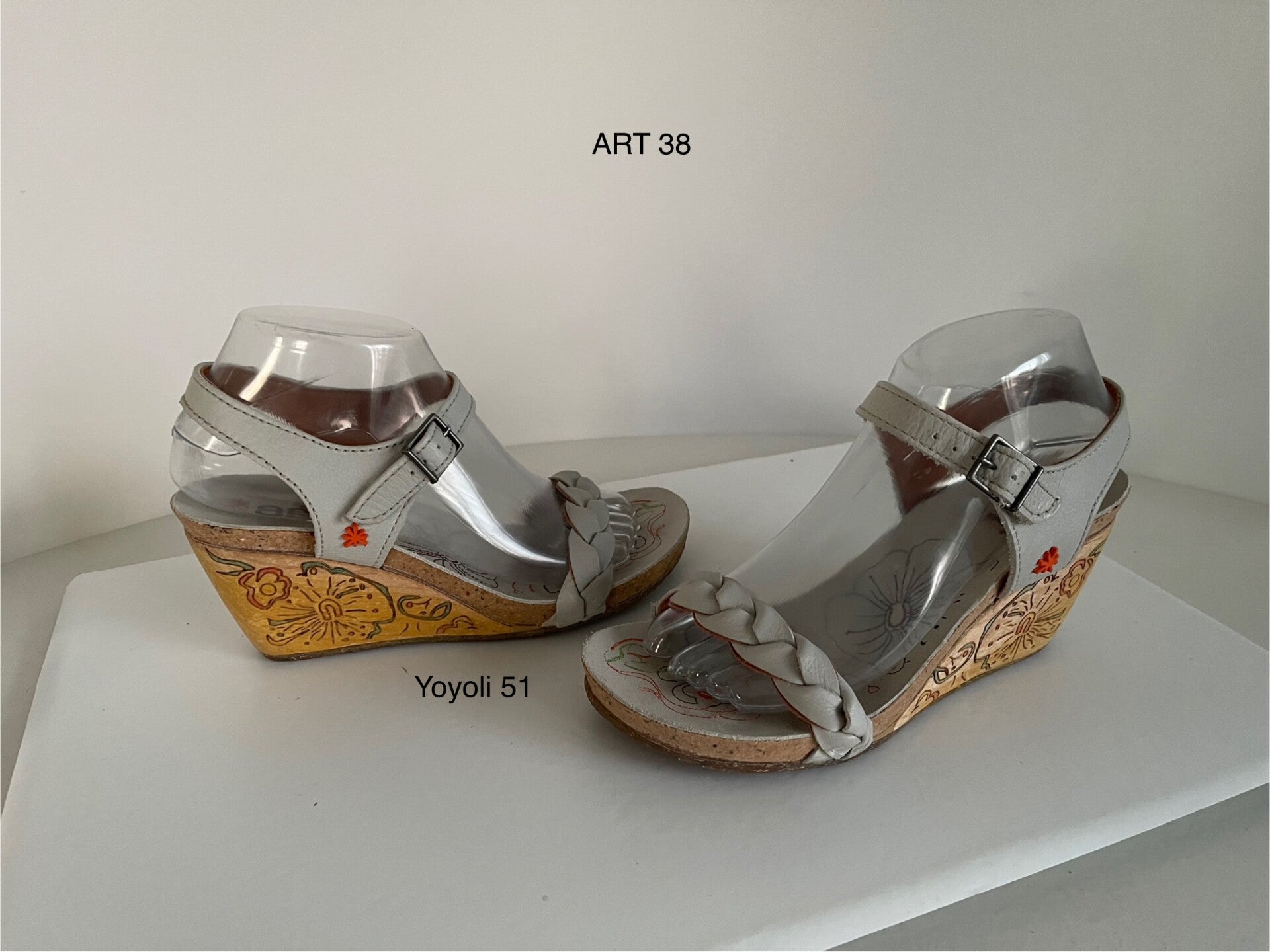 51 ) Art 38 sandalen licht grijs mooi model