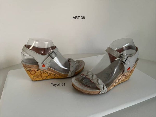 51 ) Art 38 sandalen licht grijs mooi model