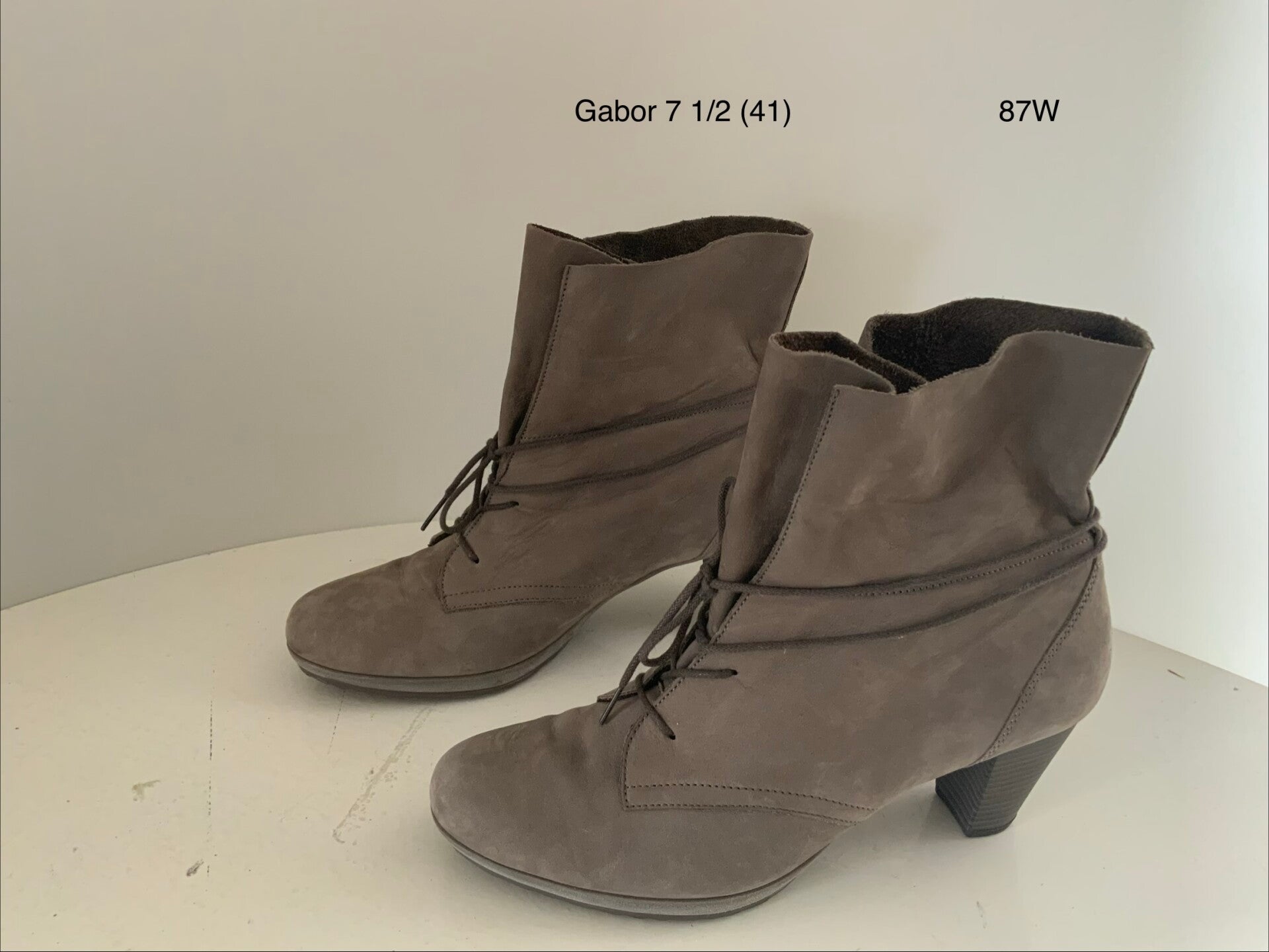 87W) Gabor 7 1/2 (41) enkellaarzen nubuck leer taupe kleur