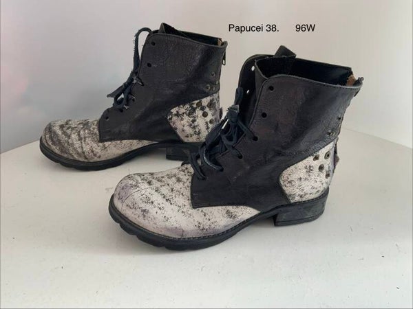 96w) Papucei 38 zwarte en wit veterlaarzen