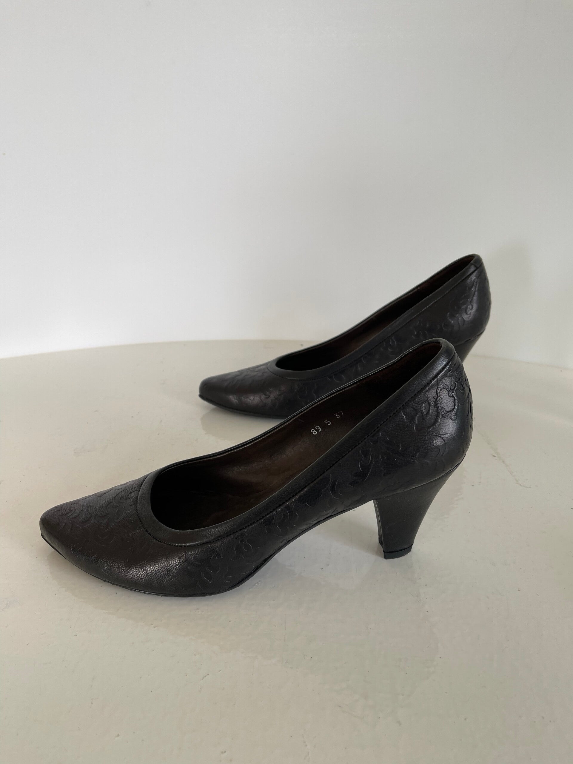 204) Audley 37 zwart leren pumps met relief leer