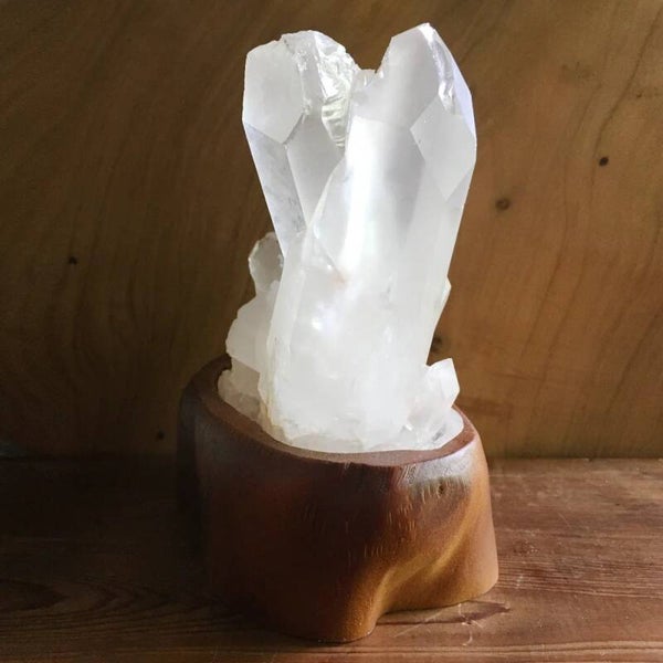 Bergkristal op hout