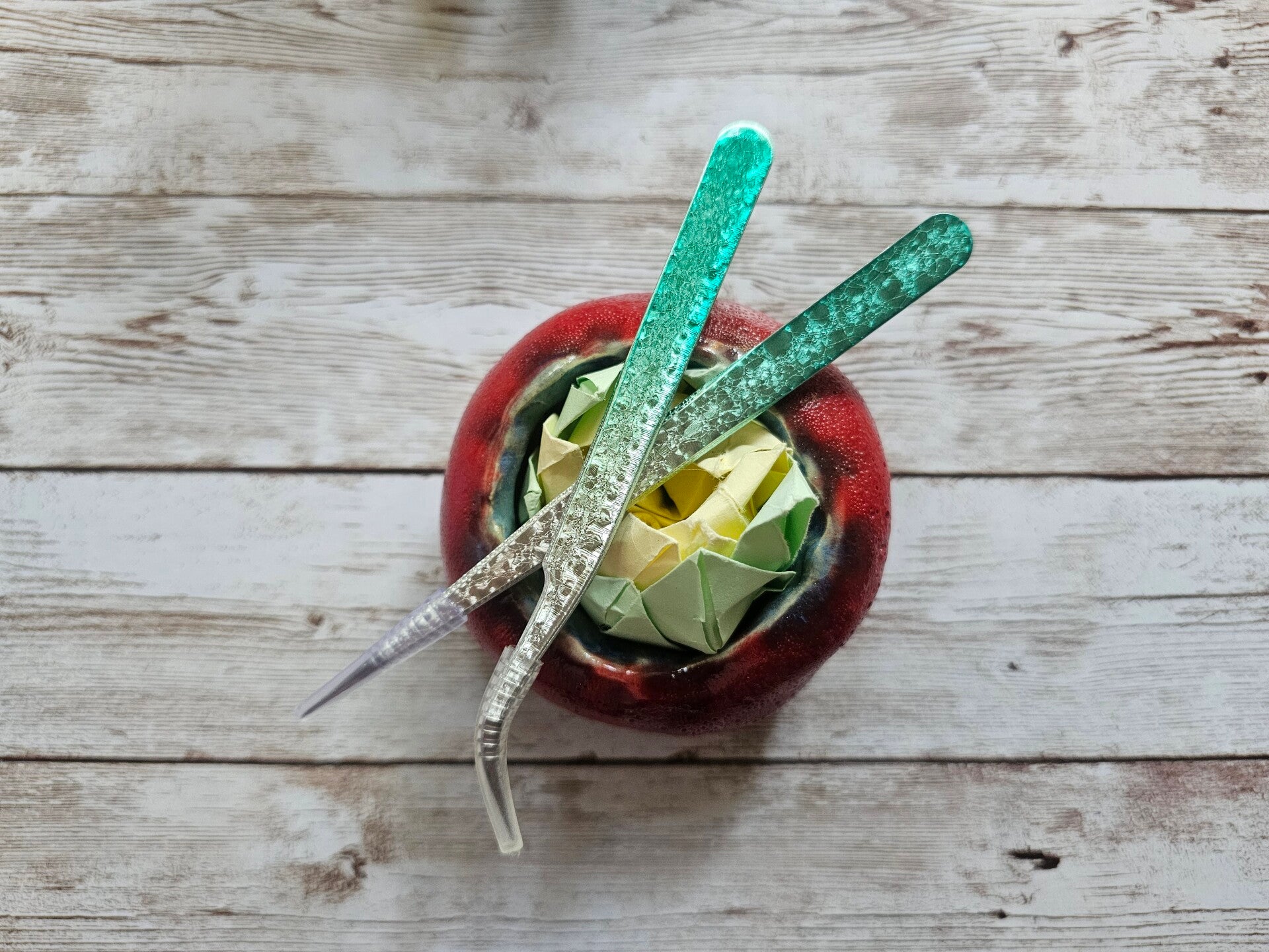 silber-grün-schimmernde Pinzette