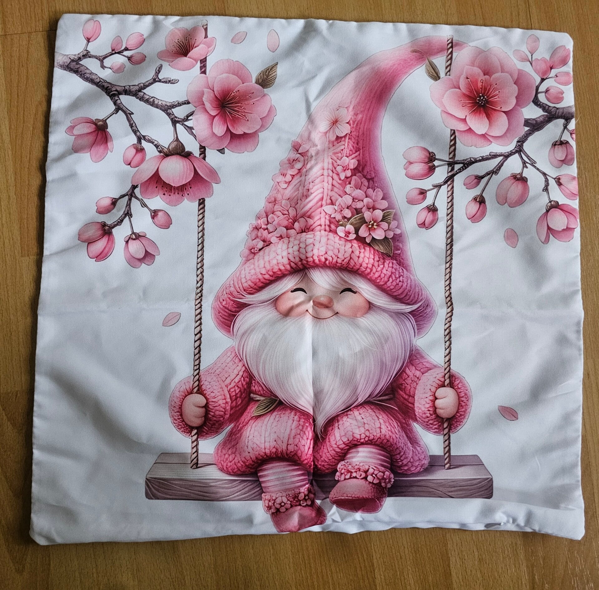 Kissenhülle schaukelnder Kirschblütengnom
