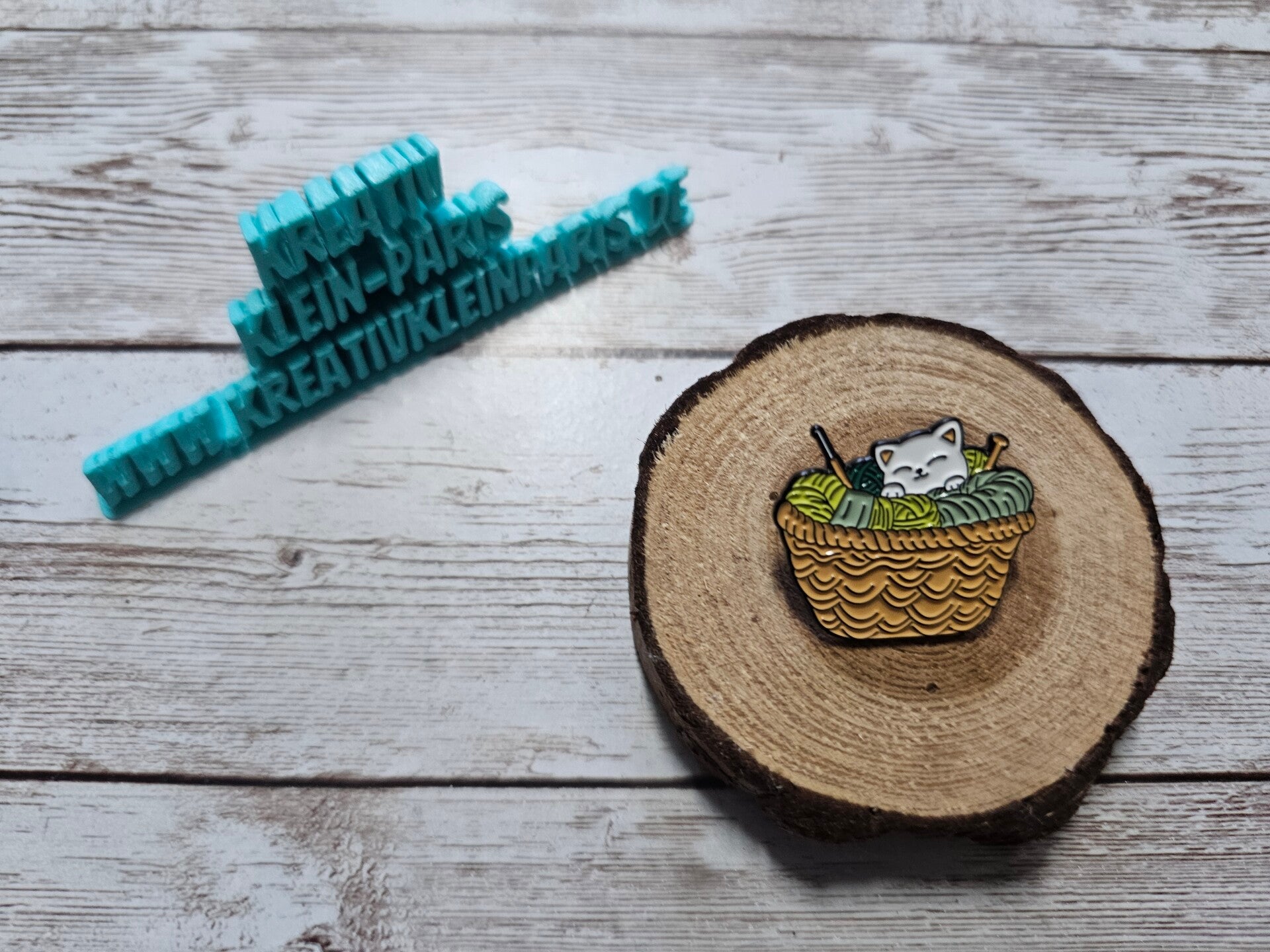 Ansteckpin Katzen-Wollknäulkorb