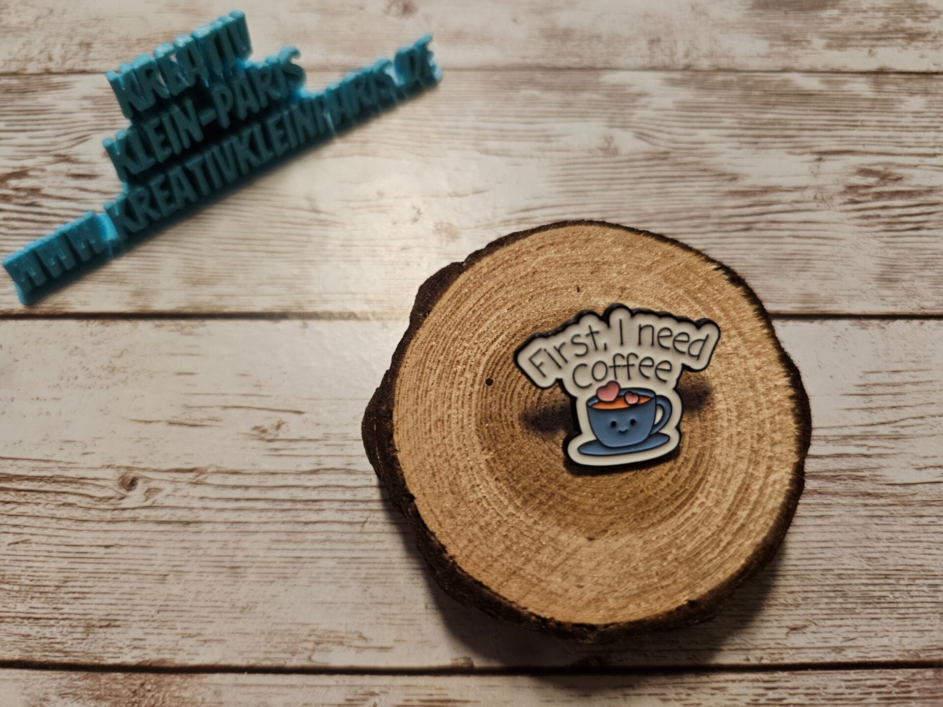 Ansteckpin "First, I need coffee"