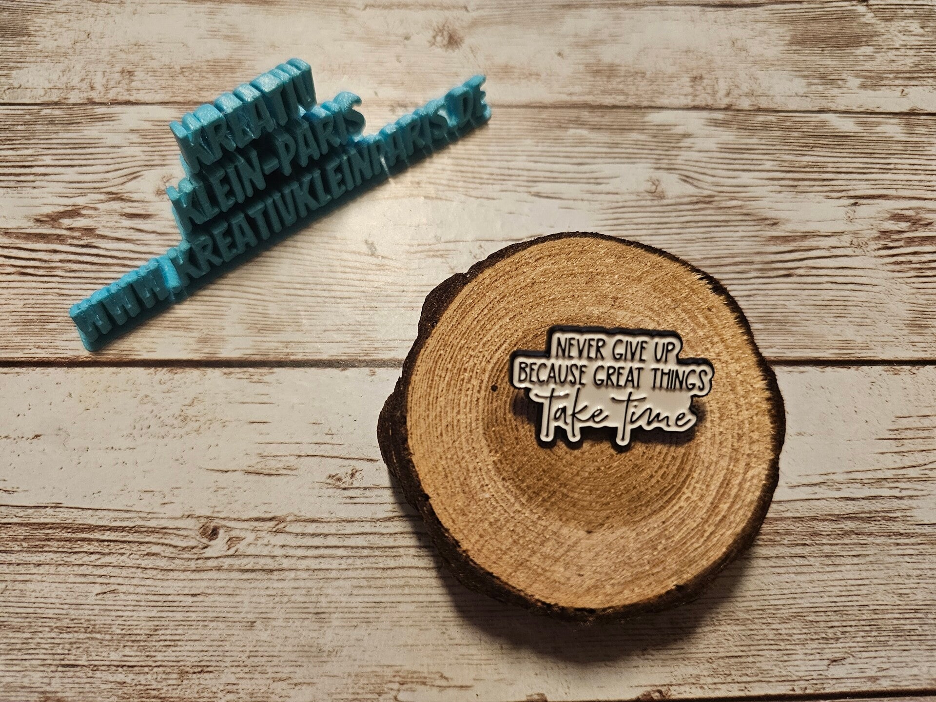 Ansteckpin "Never give up ..."