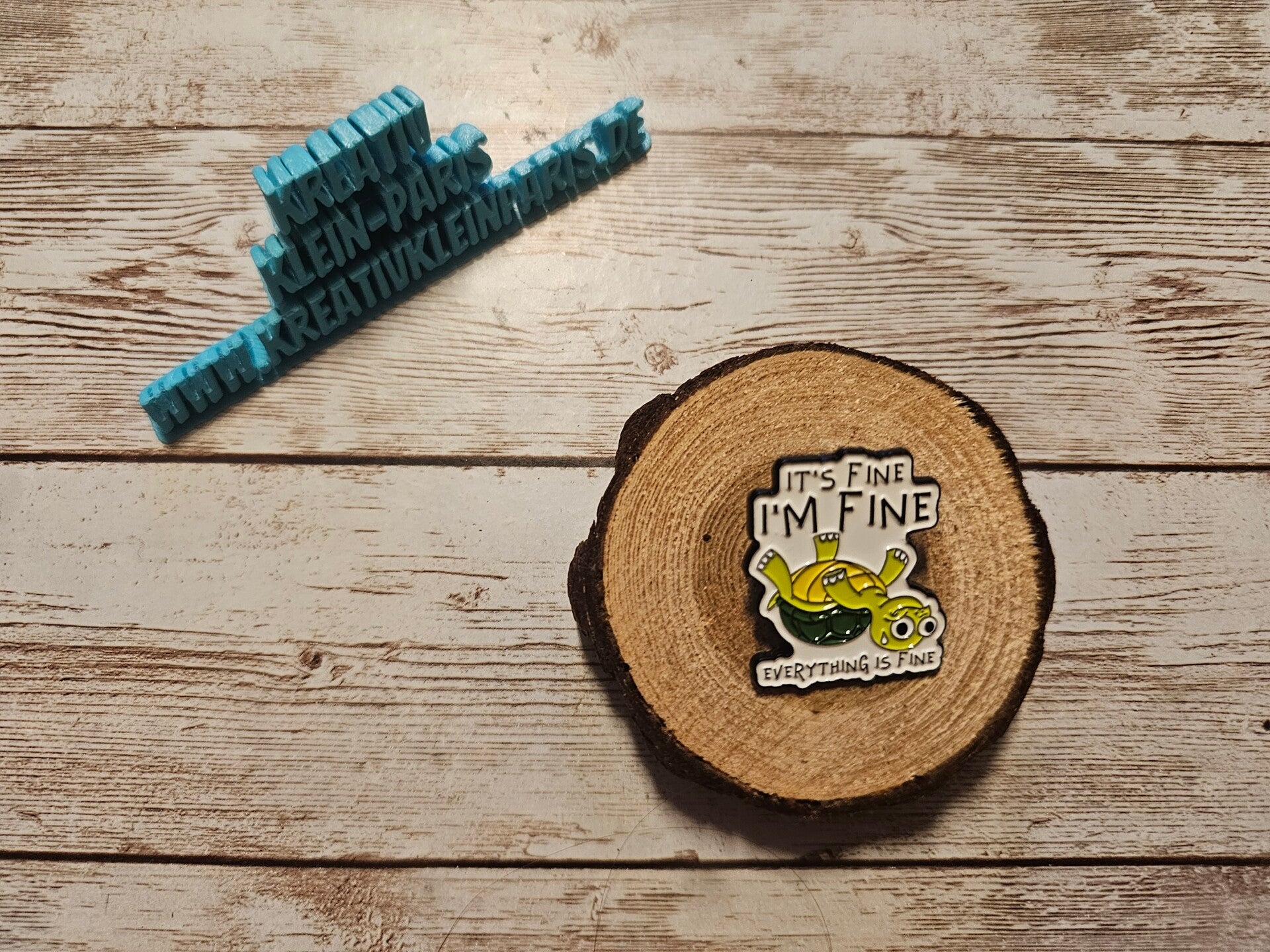 Ansteckpin "Everything is fine"