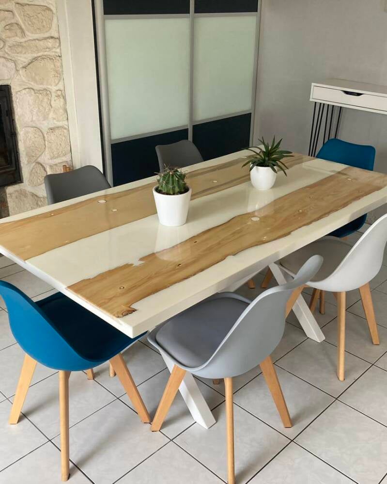 table rivière en résine de coulée et bois