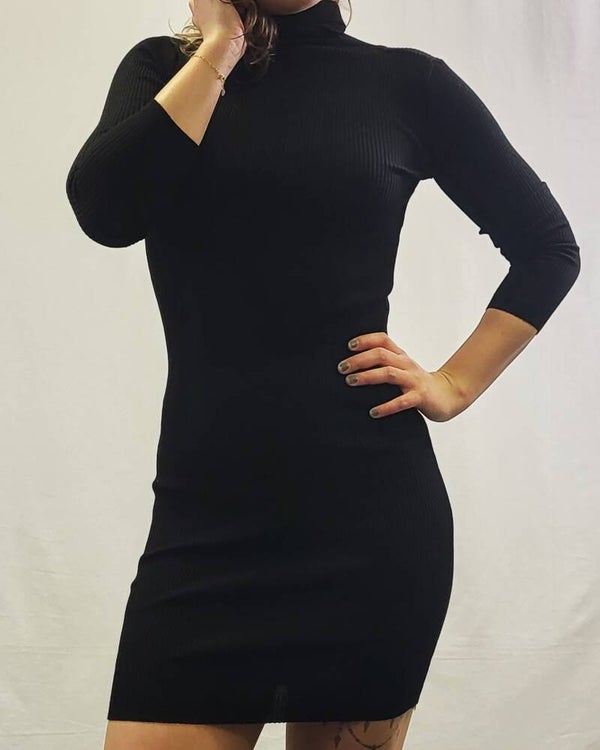 Getailleerd  halflang stretch jurkje met col