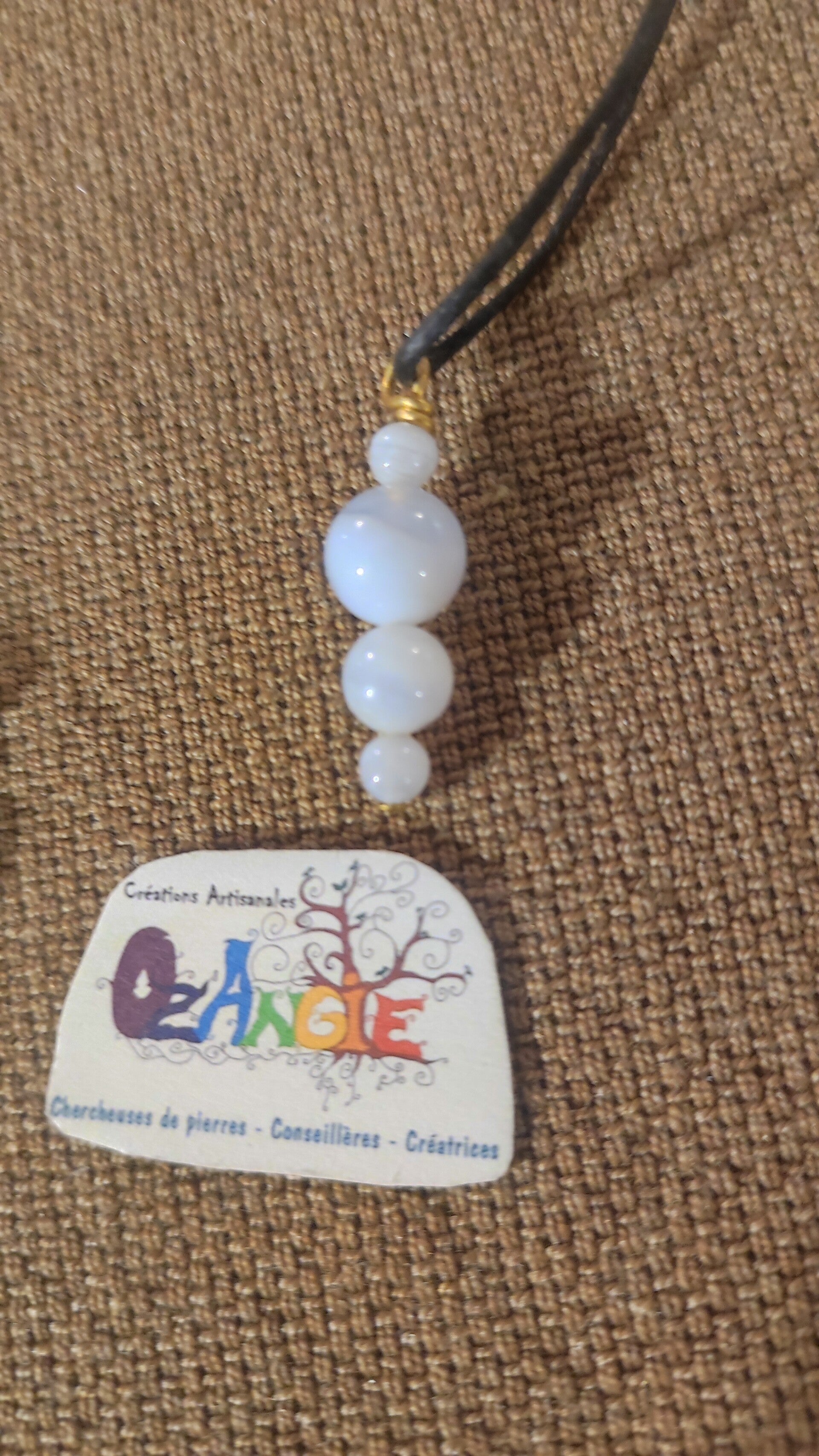 Collier fin de Calcédoine bleue