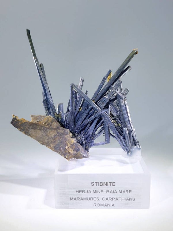 Stibniet (Antimoniet) op matrix - Roemenië