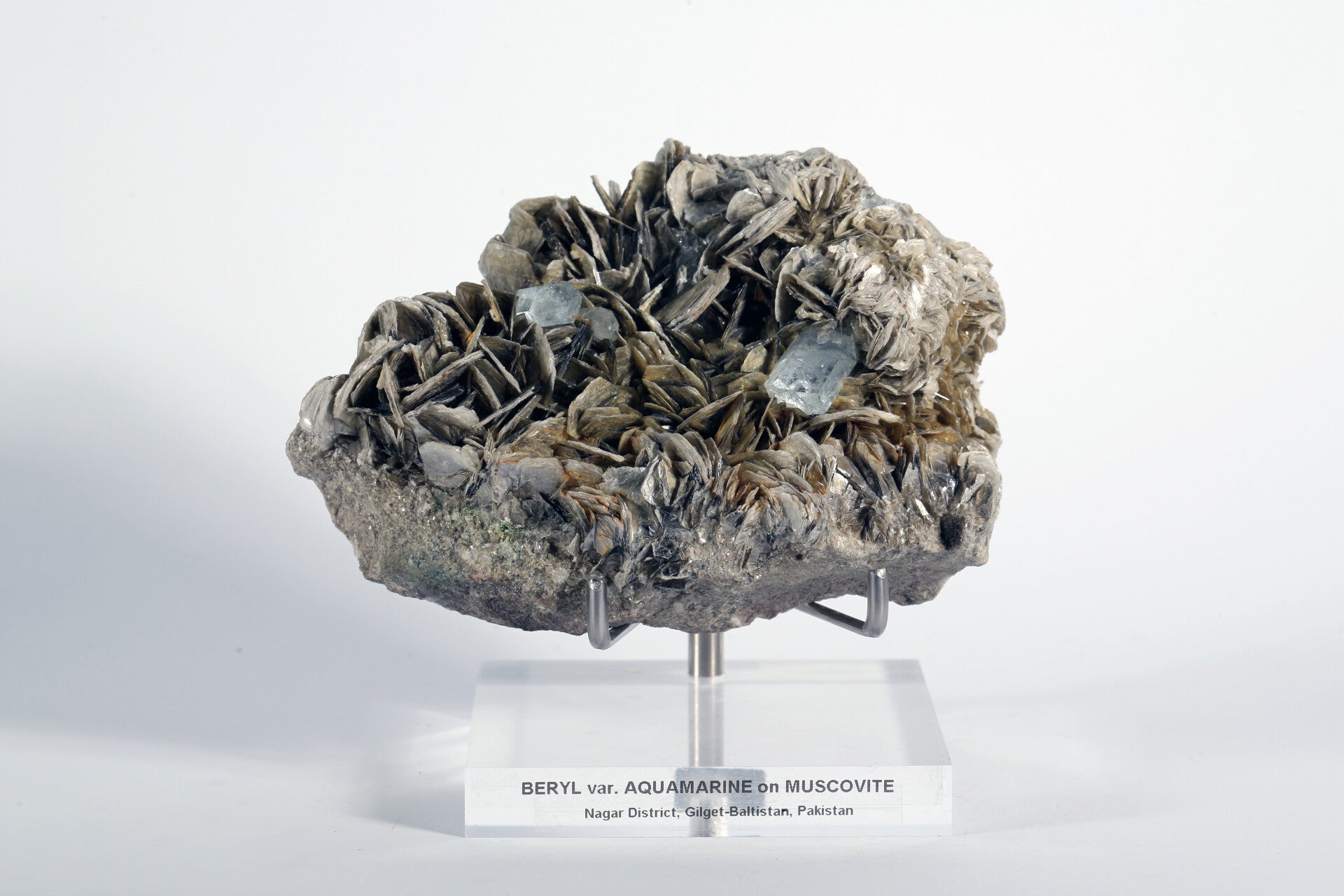 Aquamarijn ( Beryl ) tussen Muscoviet ( Mica )- Pakistan