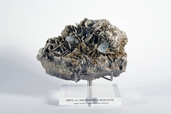 Aquamarijn ( Beryl ) tussen Muscoviet ( Mica )- Pakistan